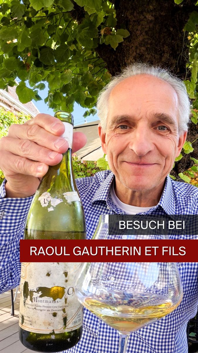 Chablis in seiner schönsten Form 🍷🇫🇷
Seit 1585 steht die Domaine Raoul et Fils für große Chablis-Tradition und ist bis heute in Familienhand.
Bei unserem Besuch verkosteten wir gemeinsam mit Inhaber Adrien Gautherin seine Weine und erfuhren spannende Details über den außergewöhnlichen Ausbau des Chablis Grand Cru Vaudésirs Réserve. Diese besondere Cuvée wird nur in ausgewählten Jahrgängen produziert. Der Jahrgang 2022 reifte ganze 32 Monate. Für Chablis eine echte Seltenheit.
Zum Mittagessen öffnete Adrien schließlich noch einen sensationellen 1992 Chablis Montmains aus der Familienreserve. Ein eindrucksvolles Beispiel für das enorme Reifepotenzial großer Chablis.
#UngerWeine #Chablis #DomaineGautherin #RaoulGautherin #Burgund