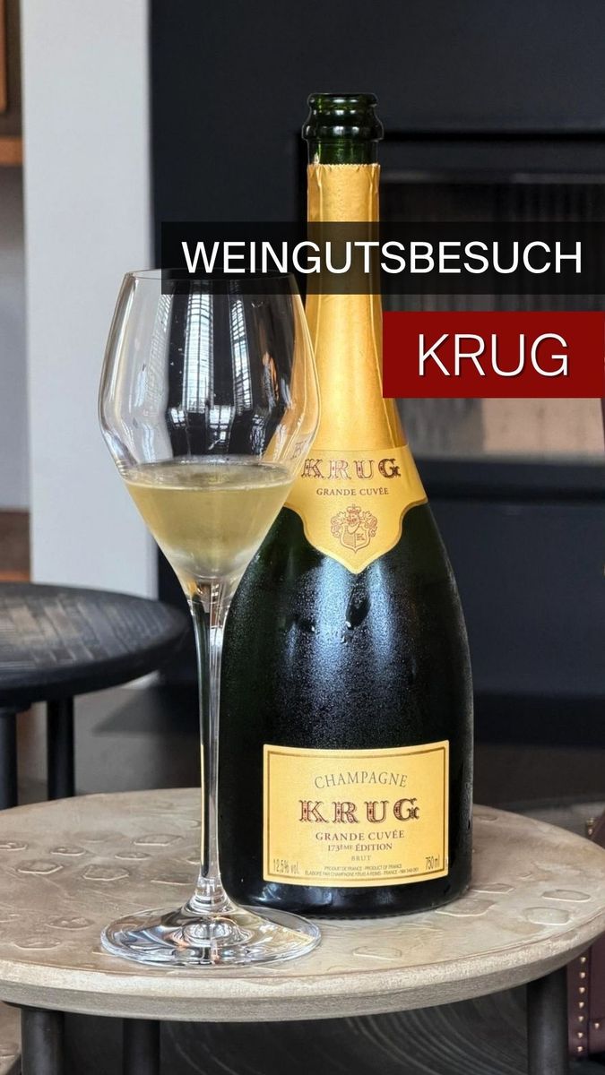 Ein Besuch bei Krug in der Champagne ist jedes Mal aufs Neue beeindruckend. 🥂
Im Verkostungsraum wartete ein spannender Vergleich: Krug Vintage 2013 und Grande Cuvée 169ème Édition, beide mit demselben Basisjahr.
Der 2013er mit beeindruckender Energie, Zitrus und Spannung, die Grande Cuvée 169 etwas feiner und runder, geprägt durch die Vielfalt der Reserveweine.
Anschließend ging es in die Library der Reserveweine und weiter zu einer außergewöhnlichen Sammlung historischer Flaschen. Jahrgänge wie 1880 und 1893 zeigen eindrucksvoll, welche Geschichte in den Kellern von Krug bewahrt wird.
Besonders faszinierend: Der Druck der historischen Flaschen wird mithilfe eines speziellen Systems überwacht, um ihren Zustand über Jahrzehnte hinweg bestmöglich zu erhalten.
Selbst wenn wir bereits mehrfach hier sein durften, bleibt ein Besuch in den Kellern von Krug jedes Mal etwas Besonderes.
Vielen Dank an unsere Freunde bei Krug für diesen eindrucksvollen Besuch und die großartige Gastfreundschaft. 🍾
@krugchampagne
#UngerWeine #Krug #Champagne #Champagner #WineTravel