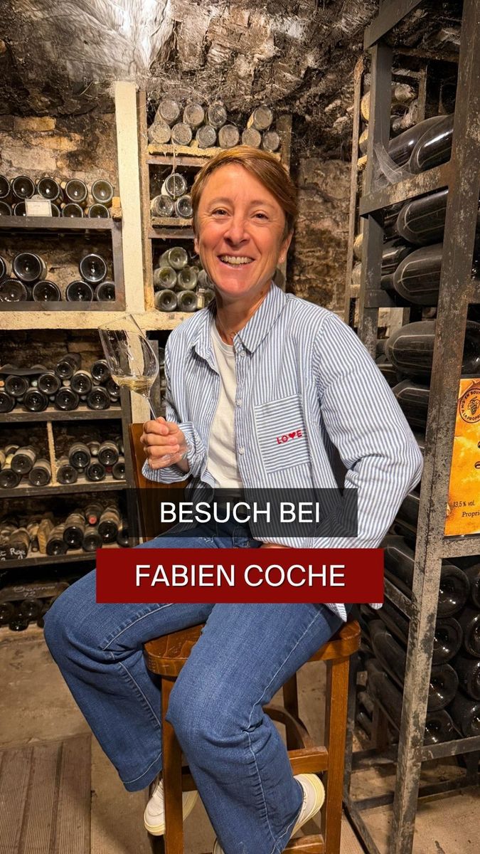 🍷 Zu Besuch bei Fabien Coche im Burgund
Gemeinsam mit Weingutsbesitzerin Magali Coche haben wir die Weinberge erkundet und anschließend die Range des neuen Jahrgangs 2024 stilecht in einem alten Gewölbekeller auf dem Weingut verkostet. Ein besonderer Ort, großartige Weine und spannende Einblicke in die Arbeit der Domaine.
Liebe Magali, herzlichen Dank für die herzliche Gastfreundschaft. Es war wieder einmal ein wunderbarer Besuch, an den wir uns gerne zurückerinnern. 🍇
@domainefabiencoche
#UngerWeine #FabienCoche #Burgund #Weinverkostung #Winzerbesuch