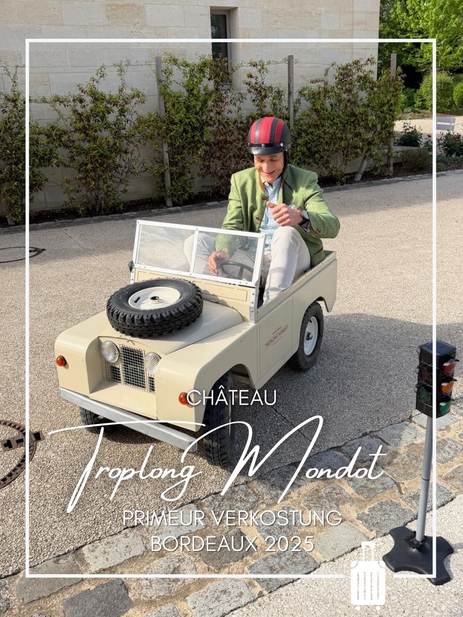 100 Punkte für Château Troplong Mondot 2025! 🍷
Aymeric de Gironde zeigt einmal mehr, warum er zu den besten Winemakern in Saint-Émilion gehört. Neben der Höchstwertung von 100 Punkten gab es weitere fünf Bewertungen mit 99 Punkten . Ein eindrucksvoller Beleg für die Qualität dieses Jahrgangs.
85 % Merlot, 13 % Cabernet Sauvignon und 2 % Cabernet Franc vereinen sich zu einem Wein von außergewöhnlicher Finesse. Dicht und konzentriert, zugleich filigran und präzise. Dazu ein faszinierendes Aromenspiel aus dunklen Früchten, Gewürzen und Kräutern. Ein großer Saint-Émilion mit beeindruckender Tiefe und Herkunft. Für uns ohne Zweifel einer der Jahrgangsweine 2025 und ein absolutes Must-buy.
Bei der Verkostung vor Ort kam der Spaß definitiv nicht zu kurz. Und wenn man schon auf Troplong Mondot zu Gast ist, darf auch das legendäre Land Rover Race nicht fehlen. 🚙🏁 Wir haben es uns nicht nehmen lassen, uns selbst hinter das Steuer zu steigen. Und ganz ehrlich: So schlecht haben wir uns dabei gar nicht geschlagen, oder? 😉
#ungerweine #TroplongMondot #SaintEmilion #Bordeaux2025 #EnPrimeur