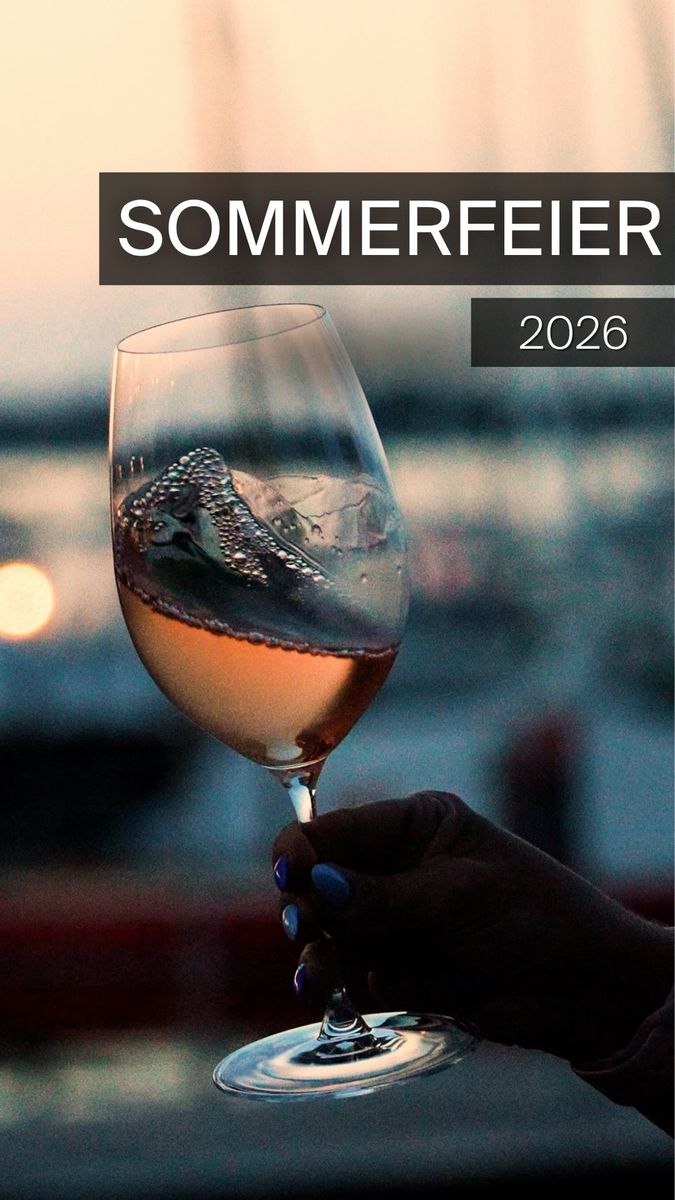 Sommerfeier 2026 ☀️🍷
In diesem Jahr führte uns unsere Sommerfeier nach Prien ins Restaurant Bootschaft im Yachtclub Prien
am Chiemsee.
Gestartet wurde ganz entspannt mit einem Aperitif, bevor am Grill gemeinsam aufgetischt und der Abend mit einer tollen Weinbegleitung genossen wurde.
Bei bestem Sommerwetter, anregenden Gesprächen und vielen schönen gemeinsamen Momenten ließen wir den Abend anschließend mit Blick auf den Sonnenuntergang ausklingen.
Ein rundum gelungener Abend mit großartiger Gesellschaft, kulinarischem Genuss und viel Zeit für den persönlichen Austausch. Vielen Dank an unser gesamtes Team und unsere Chefs für diese besondere gemeinsame Zeit!
#winelover #weinliebe #finewine #summervibes☀️ #chiemsee
